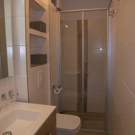 Komfortable Mit Pool- & Saunanutzung In *