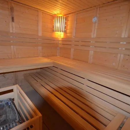 Komfortable Mit Pool- & Saunanutzung In